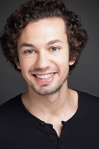 Efecan Şenolsun; İzmir, Türkiye doğumlu Türk oyuncu