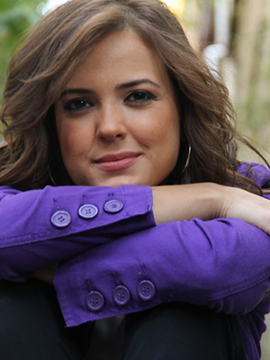 Simge Fıstıkoğlu; İstanbul, Türkiye doğumlu Türk sunucuoyuncu