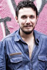 Burak Aksak; İstanbul, Türkiye doğumlu Türk senarist, yönetmen