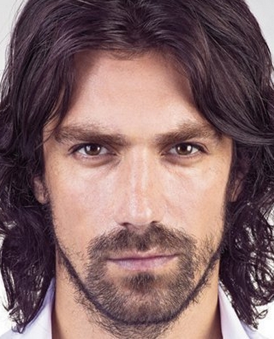 İbrahim Çelikkol; İzmit, Kocaeli, Türkiye doğumlu Türk oyuncu