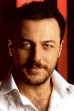 Yetkin Dikinciler; İstanbul, Türkiye doğumlu Türk oyuncu