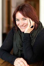 Arzu Okay; İstanbul, Türkiye doğumlu Türk oyuncu