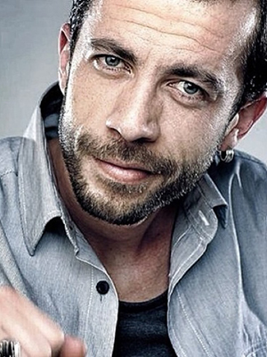 Fırat Topkorur; İzmir, Türkiye doğumlu Türk oyuncu