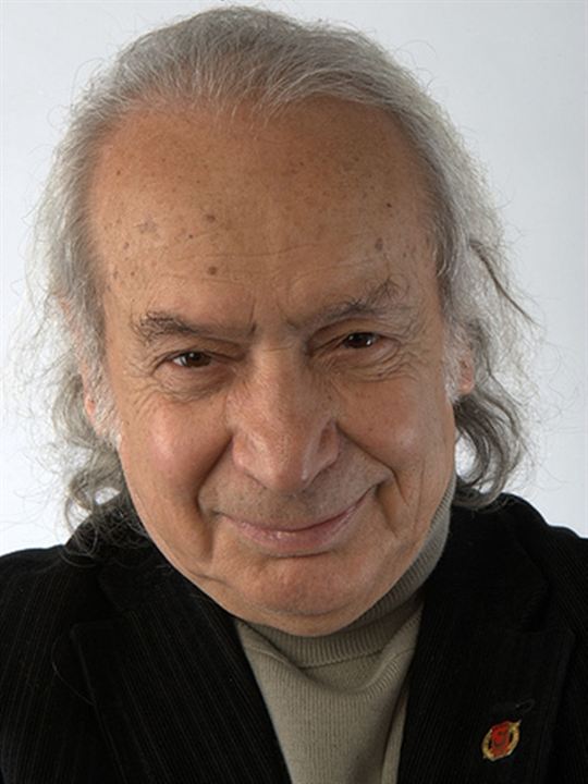 Agah Özgüç; İstanbul, Türkiye doğumlu Türk yazar