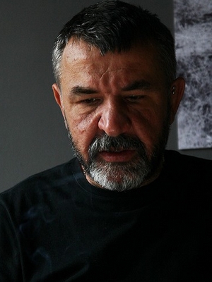 Cemil Ağacıkoğlu; İstanbul, Türkiye doğumlu Türk senarist, yönetmen, görüntü yönetmeni, fotoğrafçı