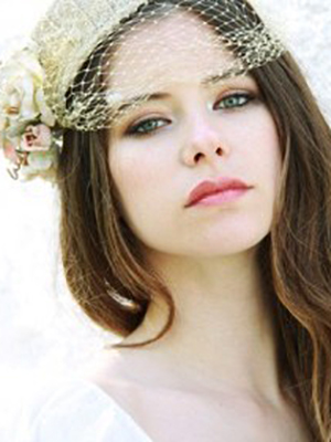 İpek Yaylacıoğlu; İstanbul, Türkiye doğumlu Türk oyuncu