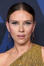 Scarlett Johansson; Manhattan, New York City, New York, ABD doğumlu Scarlett Ingrid Johansson olarak da bilinen Amerikalı oyuncu, idari yapımcı, senarist