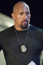 Dwayne Johnson; Hayward, Alameda, Kaliforniya, ABD doğumlu Dwayne Douglas Johnson, The Rock, Rocky Maivia olarak da bilinen Amerikalı sporcu, amerikan futbolu oyuncusu, güreşçi oyuncu, yapımcı, idari yapımcı