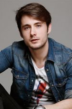 Batuhan Begimgil; İstanbul, Türkiye doğumlu Türk oyuncu