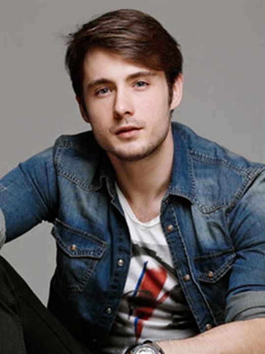 Batuhan Begimgil; İstanbul, Türkiye doğumlu Türk oyuncu