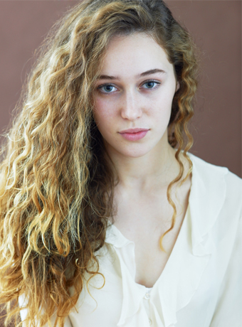 Alycia Debnam-Carey; Sidney, Yeni Güney Galler, Avustralya doğumlu Alycia Jasmin Debnam-Carey olarak da bilinen Avustralyalı oyuncu