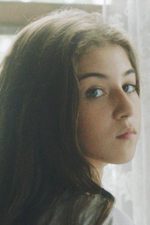 Doğa Zeynep Doğuşlu; İstanbul, Türkiye doğumlu Türk oyuncu