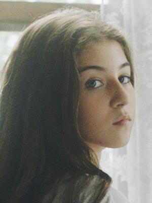 Doğa Zeynep Doğuşlu; İstanbul, Türkiye doğumlu Türk oyuncu