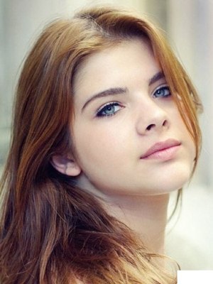 Damla Ersubaşı; İstanbul, Türkiye doğumlu Türk oyuncu