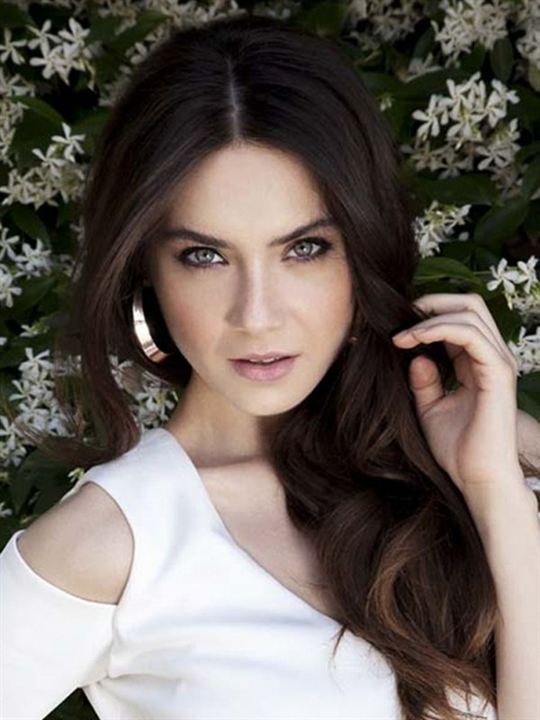 Fulya Zenginer; İstanbul, Türkiye doğumlu Türk oyuncu