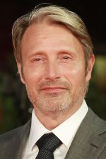 Mads Mikkelsen; Kopenhag, Danimarka doğumlu Mads Dittman Mikkelsen olarak da bilinen Danimarkalı oyuncu, idari yapımcı