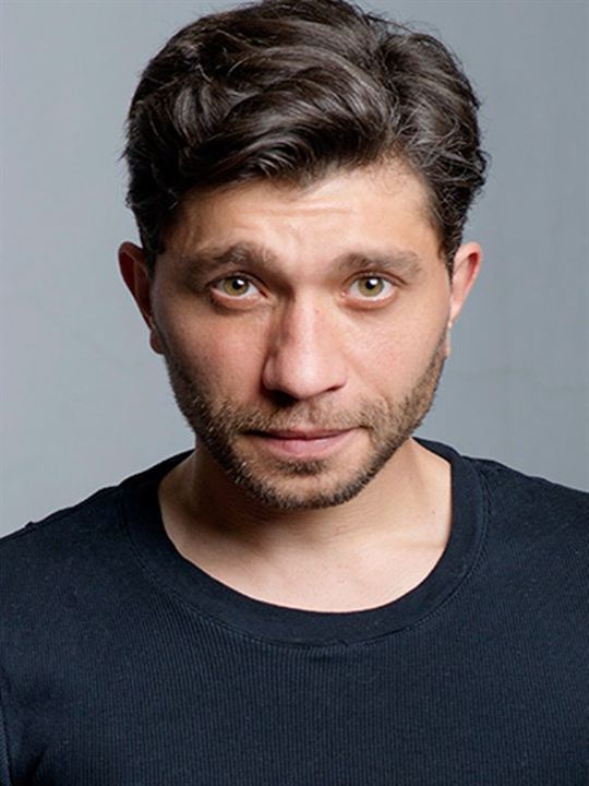 Özgür Emre Yıldırım; İstanbul, Türkiye doğumlu Türk oyuncu