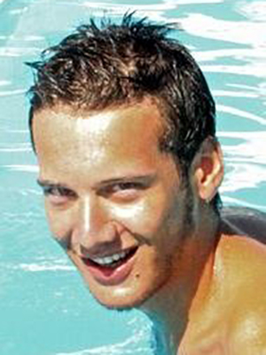 Edis Görgülü; Londra, İngiltere doğumlu Türk oyuncu