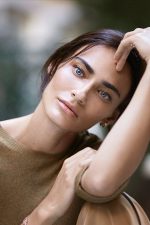 Saadet Işıl Aksoy; İstanbul, Türkiye doğumlu Türk oyuncu