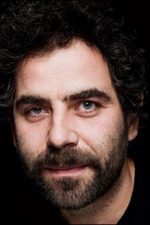 Yurdaer Okur; Rize, Türkiye doğumlu Türk oyuncu