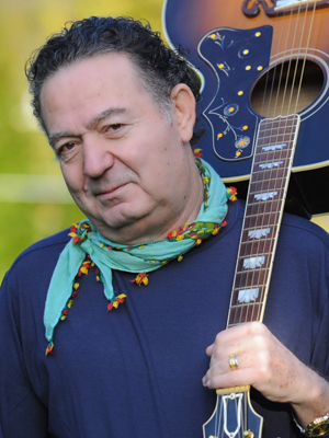 Kayahan Açar; İzmir, Türkiye doğumlu Türk söz yazarı, besteci