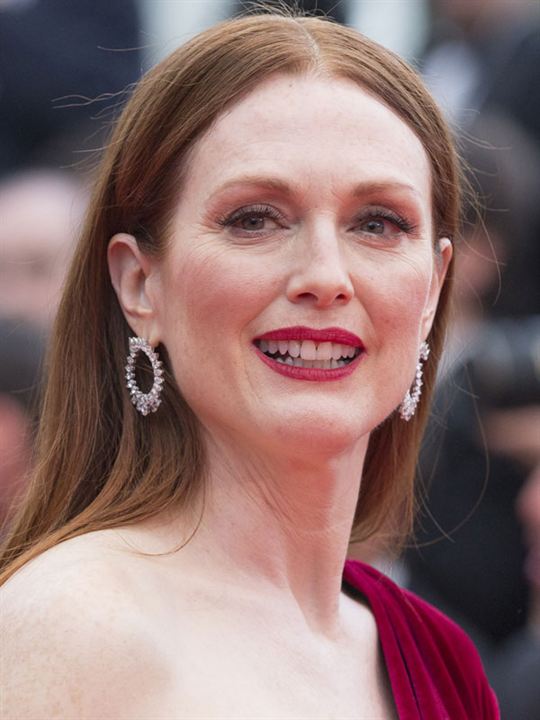 Julianne Moore; Fayetteville, Kuzey Karolina, ABD doğumlu Julie Anne Smith olarak da bilinen Amerikalı oyuncu, idari yapımcı, yapımcı
