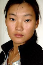 Khulan Chuluun; Harhorin, Uvurhangay, Moğolistan doğumlu Moğol oyuncu