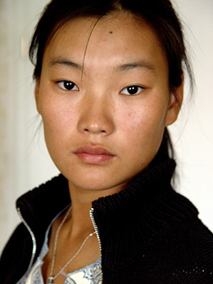 Khulan Chuluun; Harhorin, Uvurhangay, Moğolistan doğumlu Moğol oyuncu