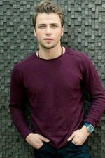 Tolga Sarıtaş; İstanbul, Türkiye doğumlu Türk oyuncu