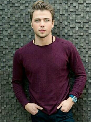 Tolga Sarıtaş; İstanbul, Türkiye doğumlu Türk oyuncu