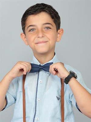 Berat Efe Parlar; İstanbul, Türkiye doğumlu Türk oyuncu