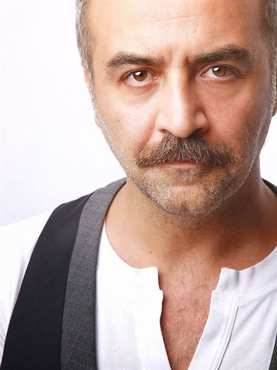 Yılmaz Erdoğan; Hakkari, Türkiye doğumlu Türk şairoyuncu, senarist, yönetmen