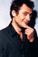 Yiğit Özşener; Karşıyaka, İzmir, Türkiye doğumlu Türk oyuncu, seslendirme sanatçısı