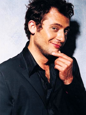 Yiğit Özşener; Karşıyaka, İzmir, Türkiye doğumlu Türk oyuncu, seslendirme sanatçısı