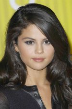 Selena Gomez; Grand Prairie, Teksas, ABD doğumlu Selena Marie Gomez olarak da bilinen Amerikalı şarkıcı oyuncu, idari yapımcı, yapımcı