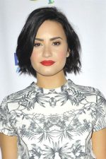 Demi Lovato; Albuquerque, New Mexico, ABD doğumlu Demetria Devonne Lovato olarak da bilinen Amerikalı şarkıcı, söz yazarı, tema müziği sanatçısı, hayırsever oyuncu