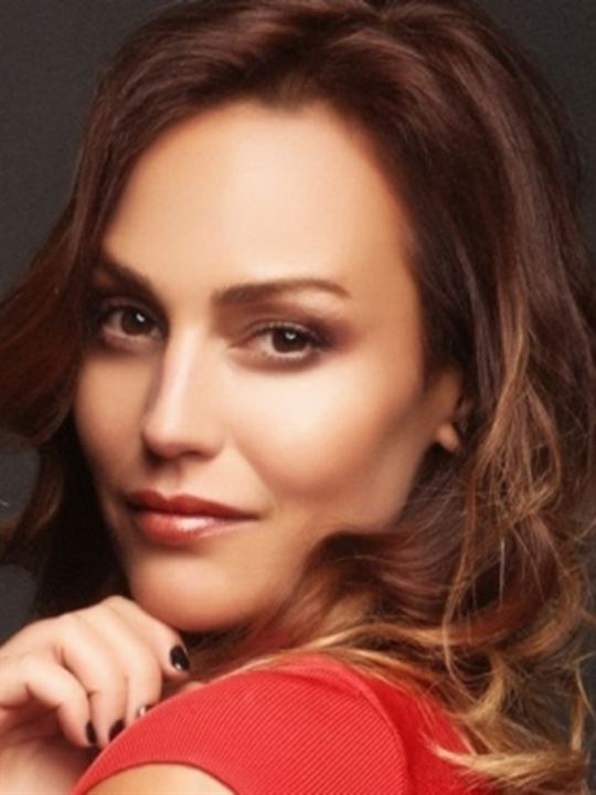 Açelya Elmas; İstanbul, Türkiye doğumlu Türk oyuncu