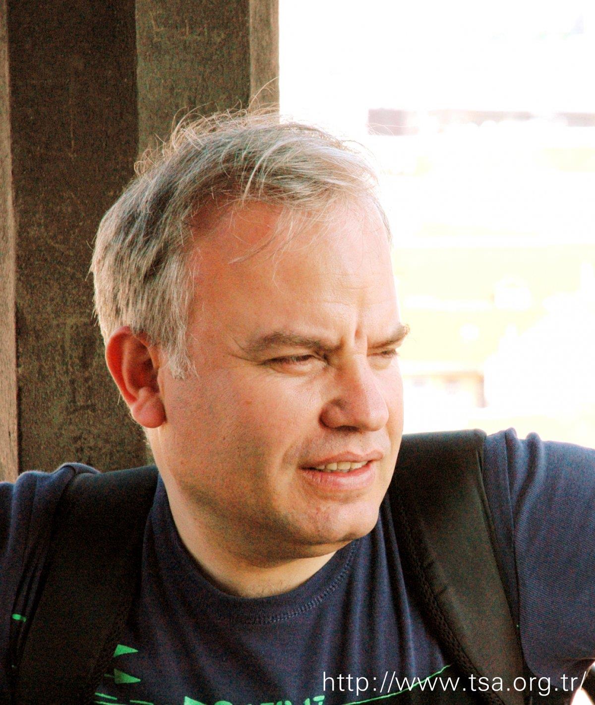 Adnan Tönel; İstanbul, Türkiye doğumlu Türk oyuncu, yazar