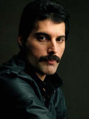 Freddie Mercury; Stone Town,Zanzibar,Tanzanya doğumlu Farookh Pluto  Bulsara olarak da bilinen İngilizşarkıcı, söz yazarıoyuncu, müzisyen
