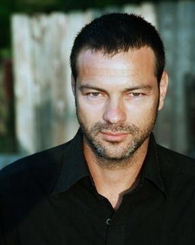 Aki Avni; Rehovot, İsrail doğumlu İsraillisunucu oyuncu