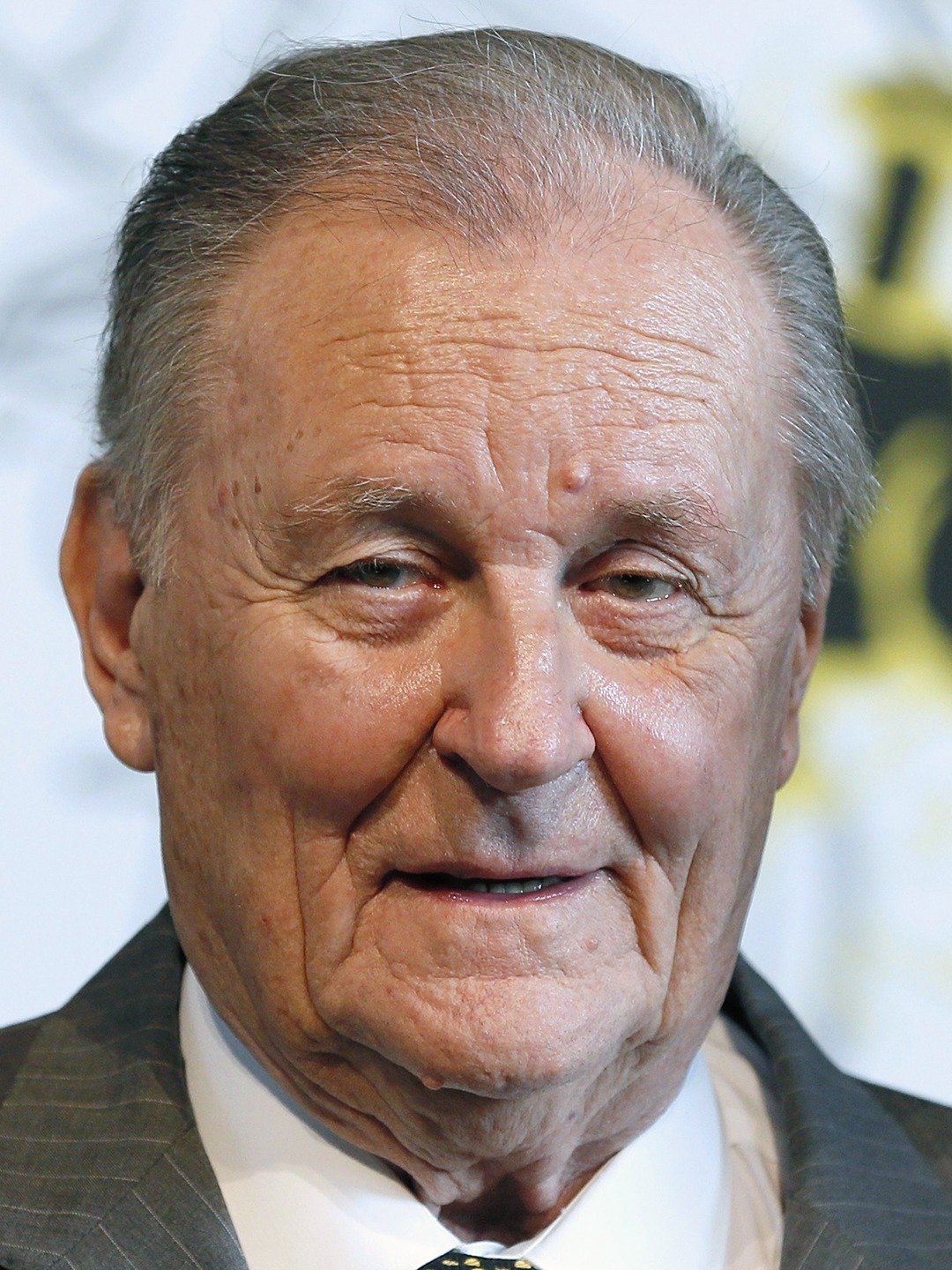 Albert Uderzo; Fismes, Marne, Fransa doğumlu Alberto Aleandro Uderzo olarak da bilinen Fransız çizgi roman yazarıyazar, senarist