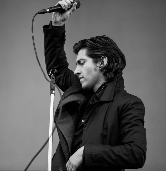 Alex Turner; High Green,Sheffield,Güney Yorkshire,İngiltere doğumlu İngilizbesteci (tema müziği), gitarist, şarkıcımüzisyen