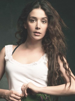 Algı Eke; İstanbul, Türkiye doğumlu Türk oyuncu