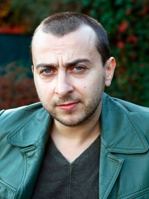 Ali Atay; Rize, Türkiye doğumlu Türk oyuncu, senarist, yönetmen, müzisyen