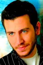 Ali İl; İstanbul, Türkiye doğumlu Türk oyuncu