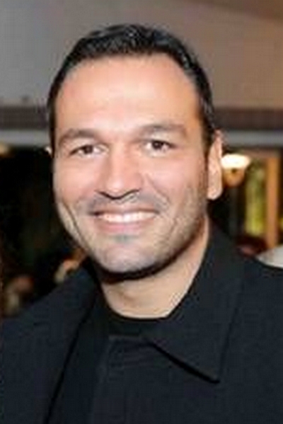 Ali Sunal; İstanbul, Türkiye doğumlu Türk oyuncu, yapım tasarımcısı