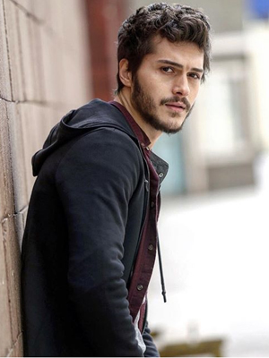 Alperen Duymaz; Ankara, Türkiye doğumlu Türk oyuncu