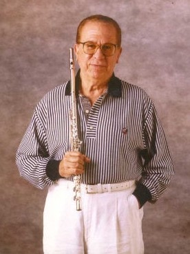 Altamiro Carrilho; Santo Antônio de Pádua, Rio de Janeiro, Brezilya doğumlu Altamiro Aquino Carrilho olarak da bilinen Brezilyalı flütçü, müzisyen, besteci, oyuncu