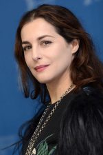 Amira Casar; Londra, İngiltere doğumlu Amira Zanganeh olarak da bilinen Fransız oyuncu