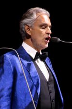 Andrea Bocelli; Lajatico, İtalya doğumlu İtalyan tema müziği sanatçısı, tenör, söz yazarıoyuncu, besteci